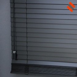 Jaluzele orizontale din lemn – noi, cu mici defecte